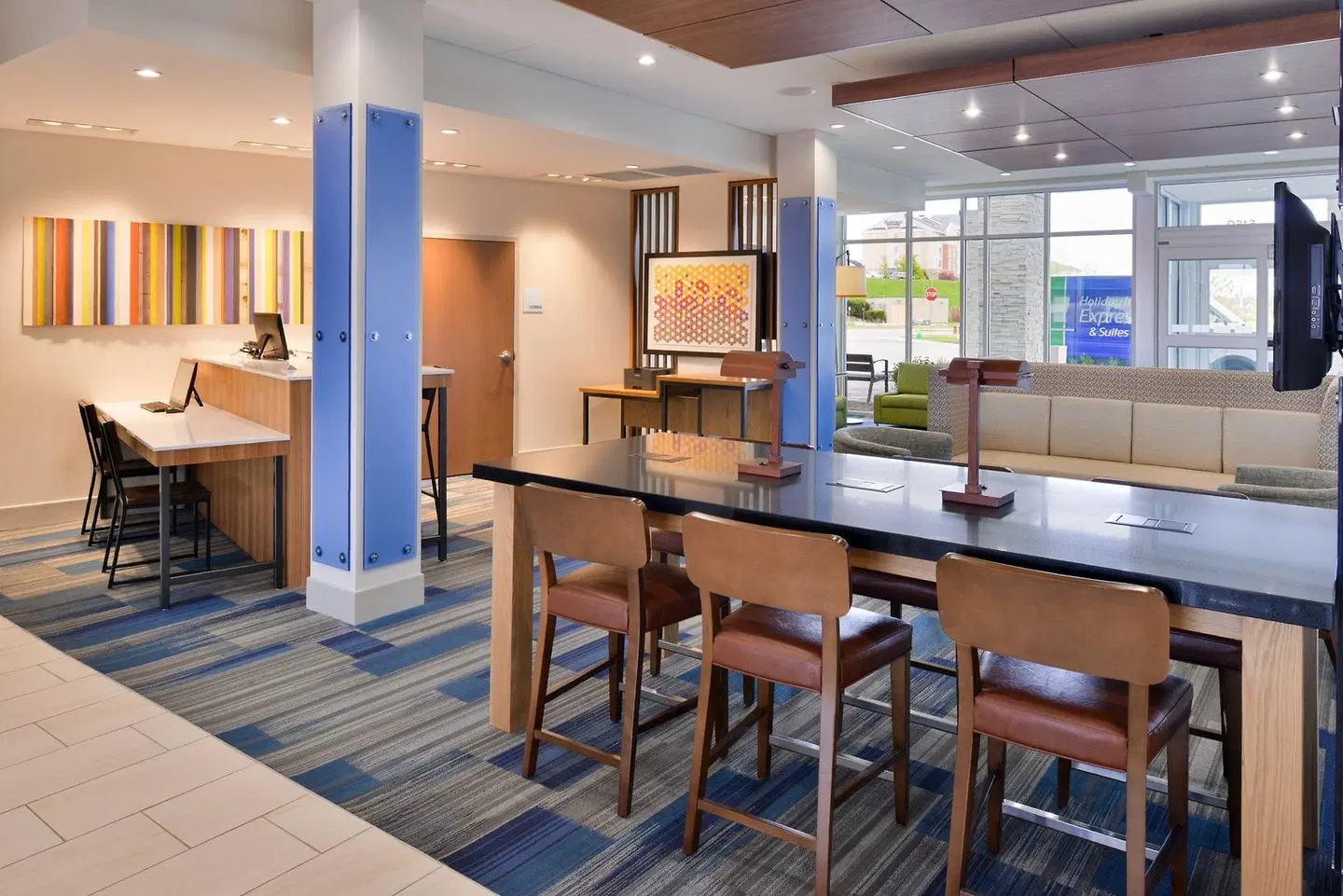 Holiday Inn Express & Suites Madison by IHG Bar