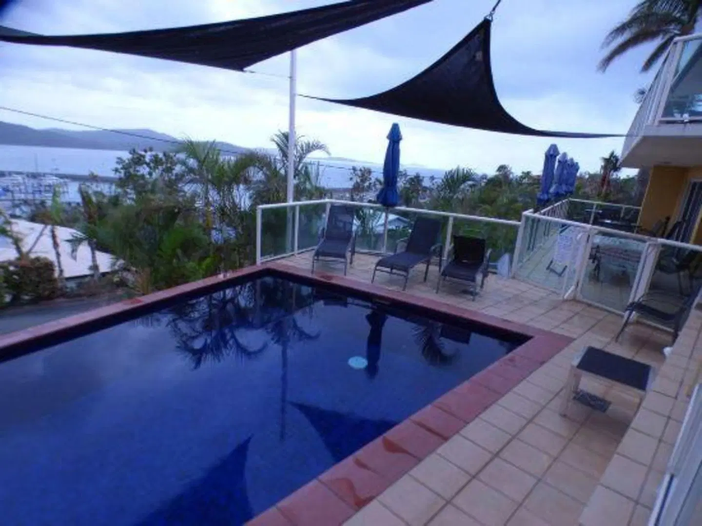 Sunlit Waters Studio Apartments Terrasse