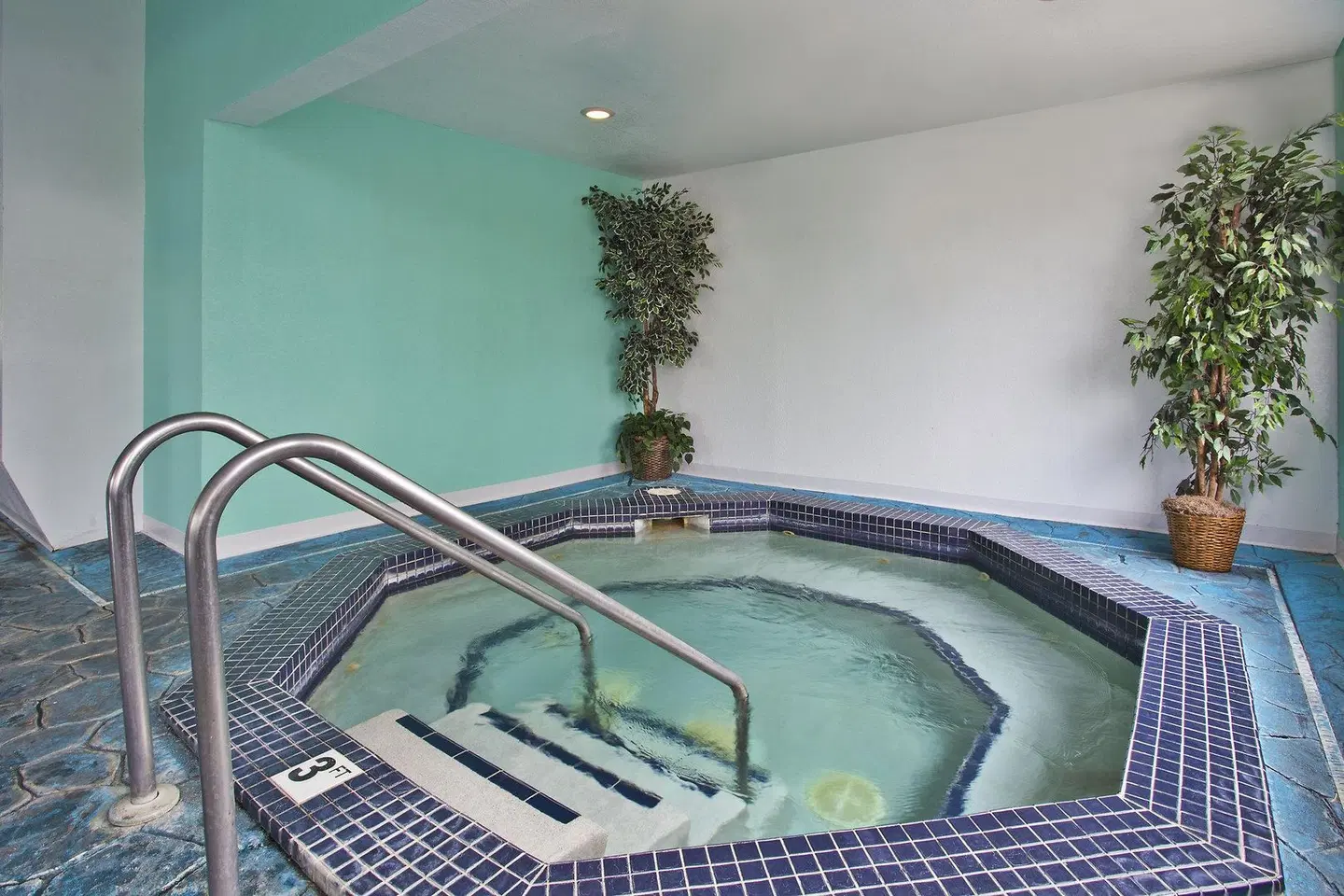Holiday Inn Express Mackinaw City HEALTH_BEAUTY