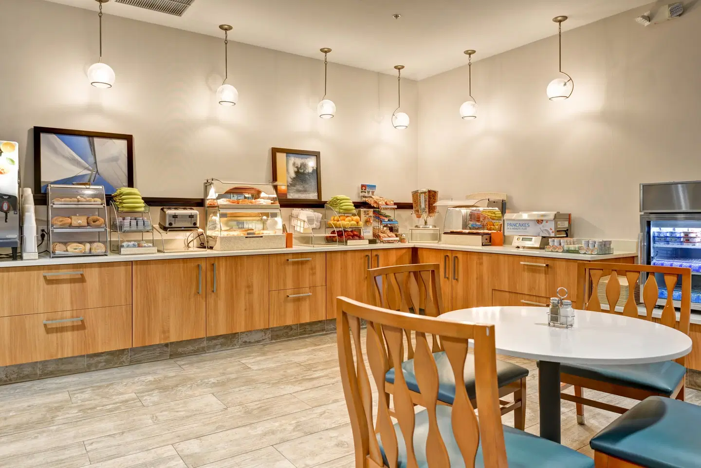 Holiday Inn Express Newport Beach by IHG Bar