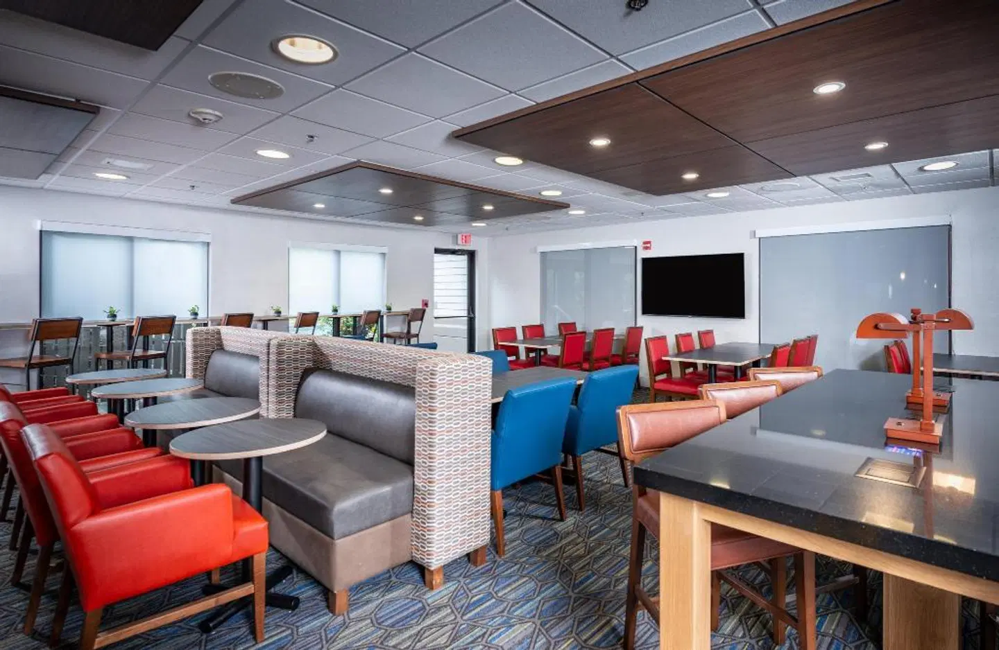 Holiday Inn Express Newport North - Middletown LOUNGE_LOBBY