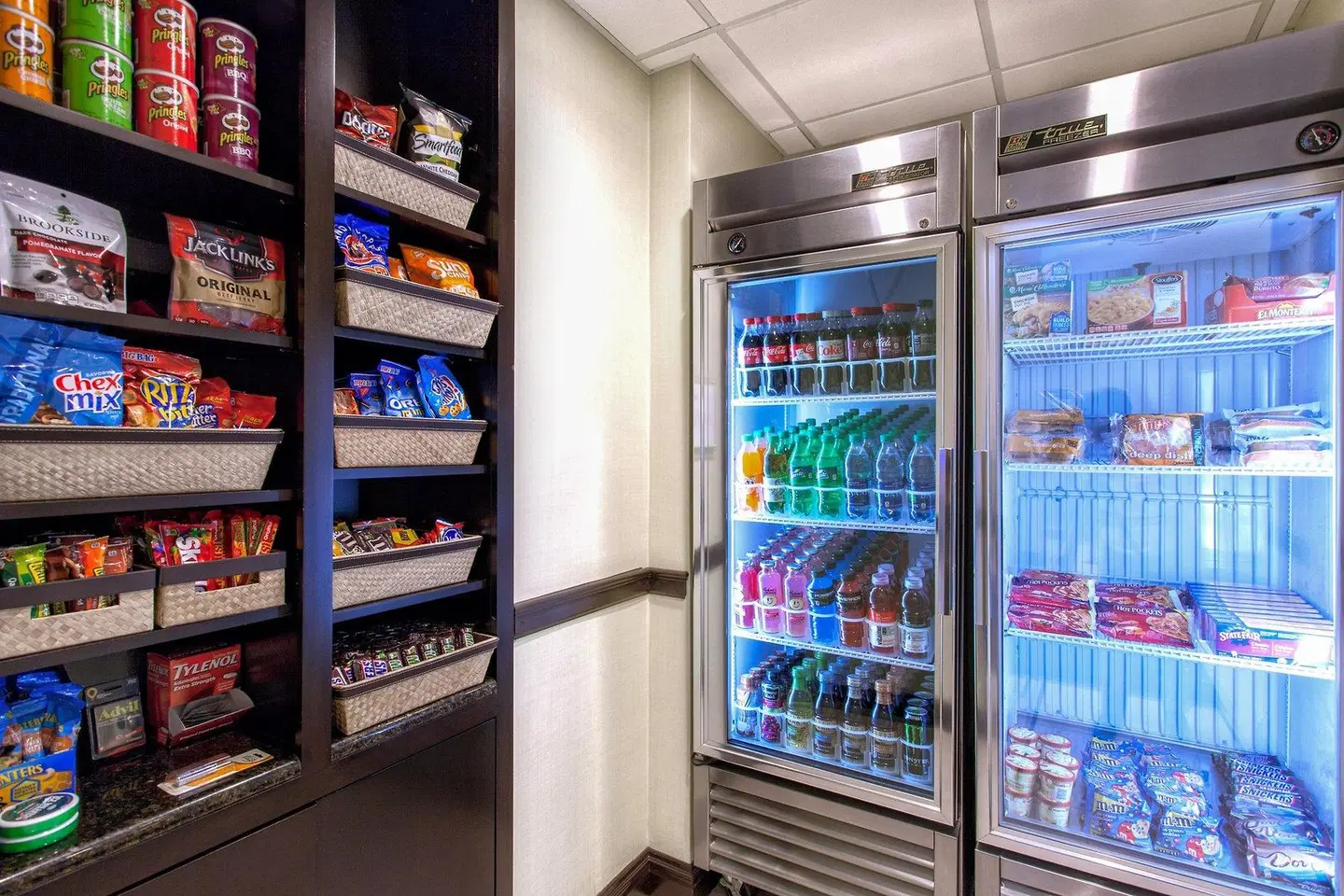 Holiday Inn Express Tampa-Brandon by IHG Bar