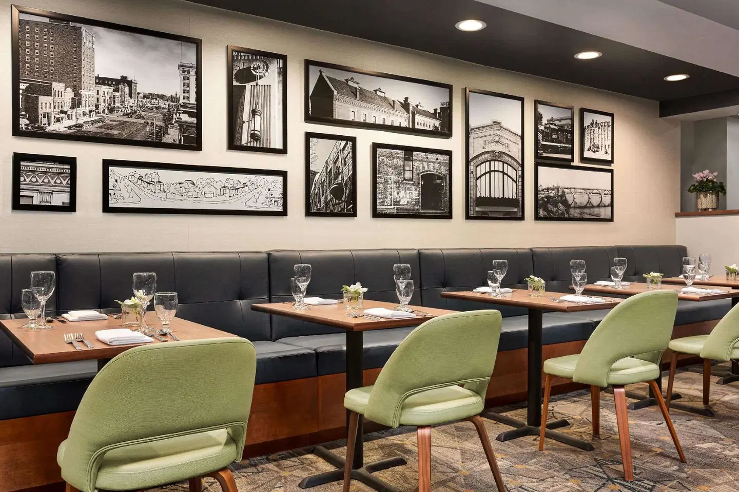 DoubleTree by Hilton Fort Smith City Center Bar