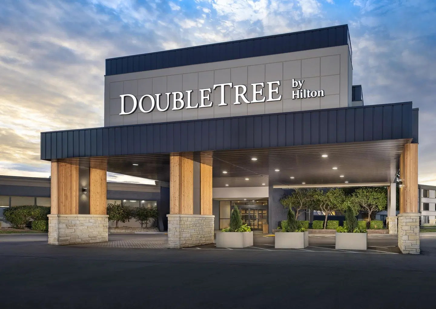 DoubleTree by Hilton Manhattan EXTERIOR