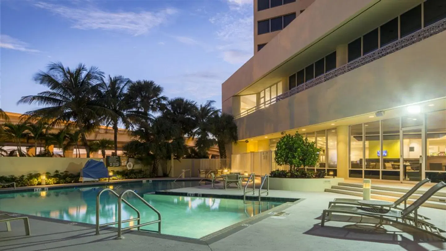 Holiday Inn Palm Beach-Airport Conf Ctr EXTERIOR