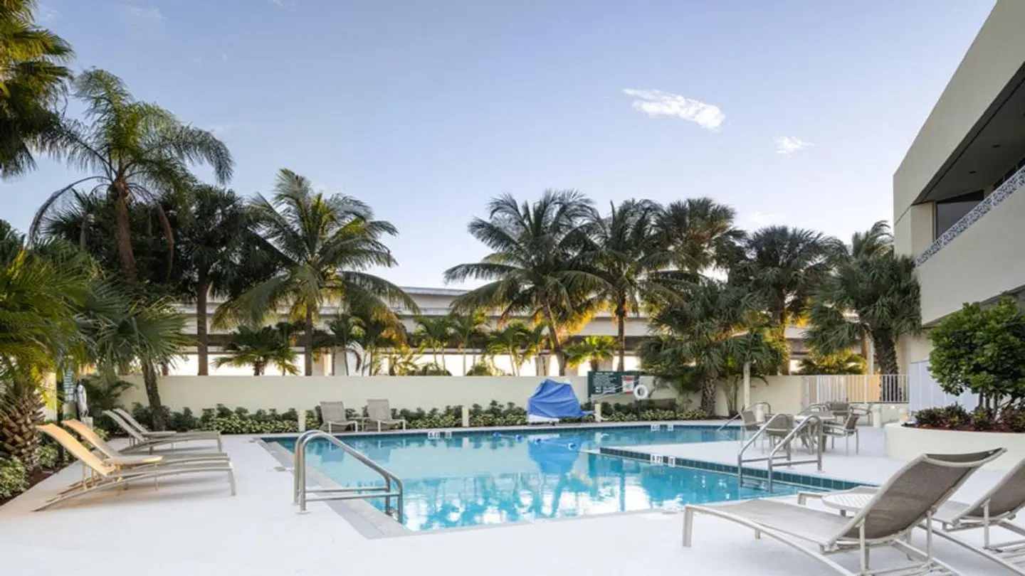 Holiday Inn Palm Beach-Airport Conf Ctr OUTDOOR_POOL
