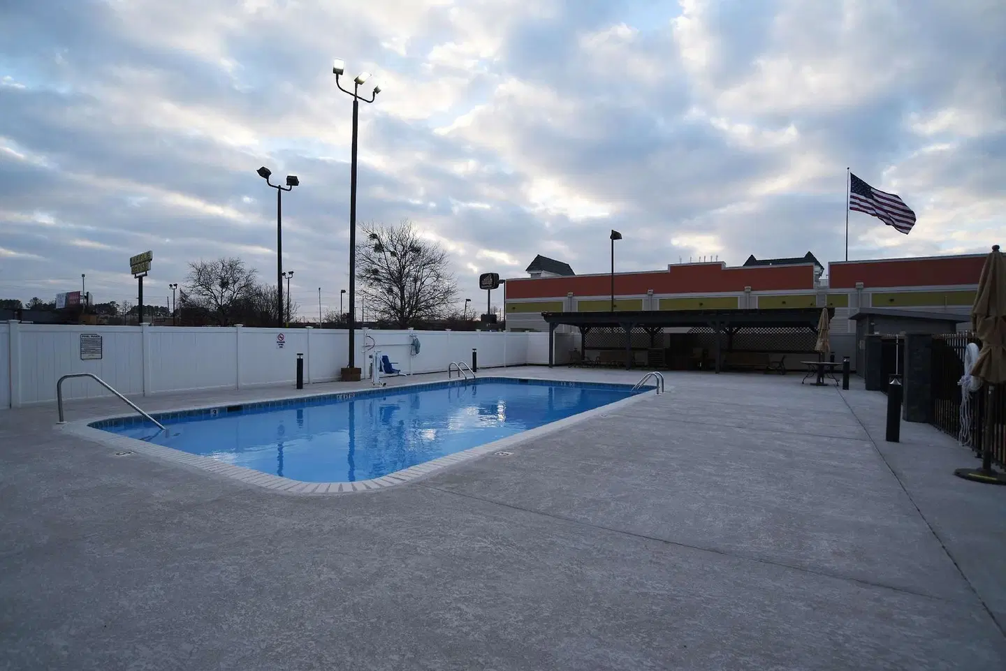 Baymont by Wyndham Huntsville OUTDOOR_POOL
