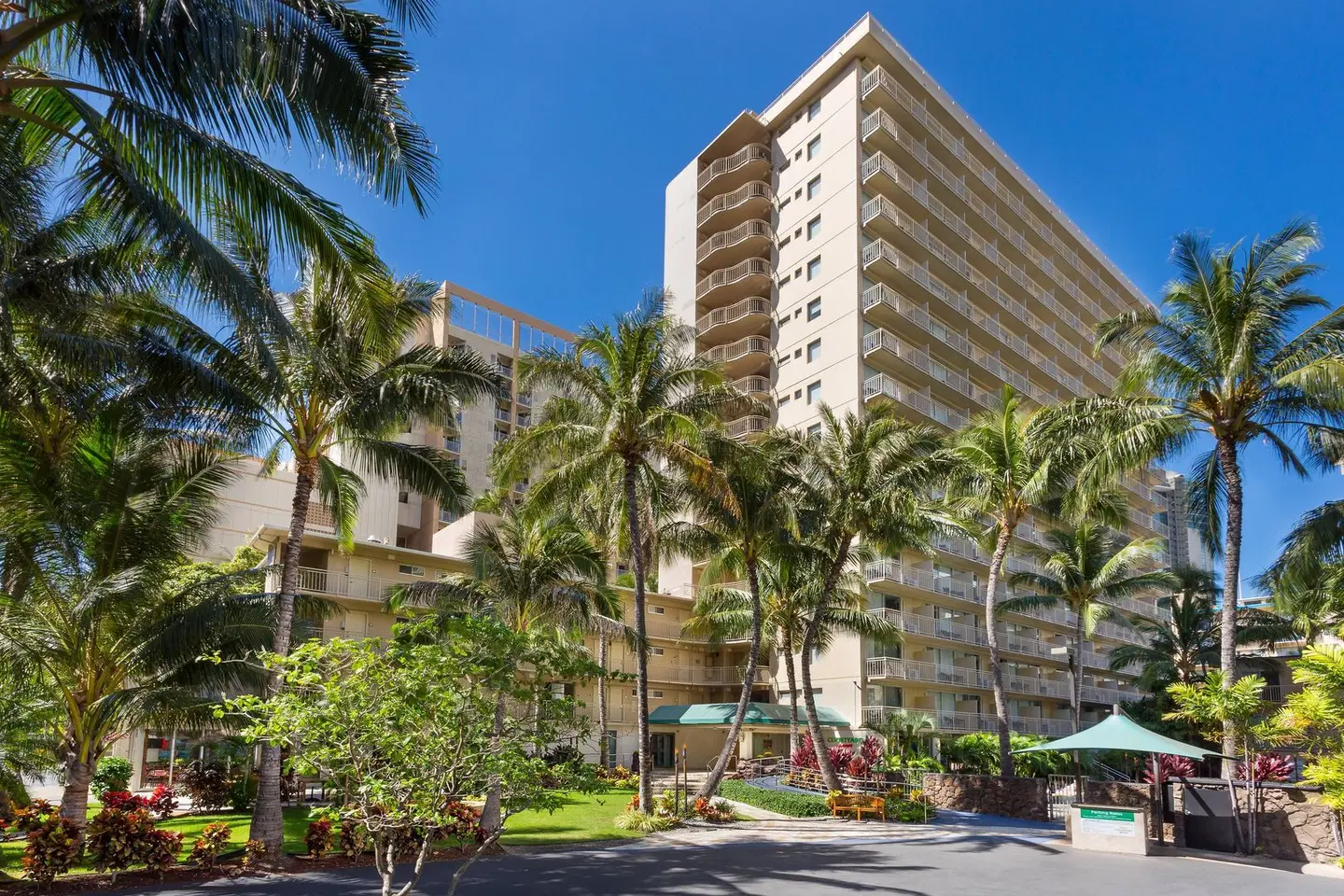 Courtyard by Marriott Waikiki Beach EXTERIOR