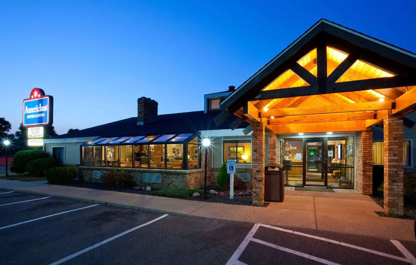 AmericInn by Wyndham New Richmond EXTERIOR