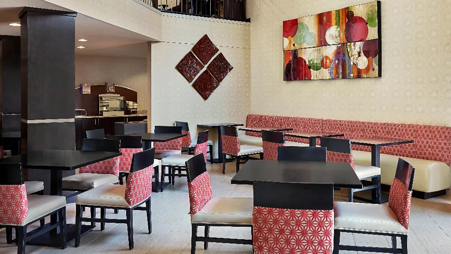 Holiday Inn Express & Suites Naples Downtown - 5th Avenue by IHG Bar