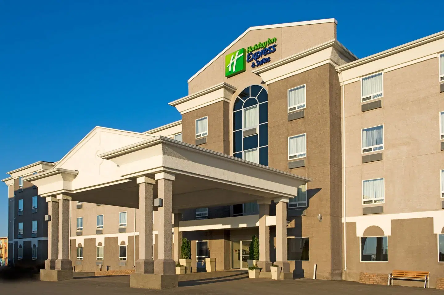 Holiday Inn Express & Suites Regina-South EXTERIOR