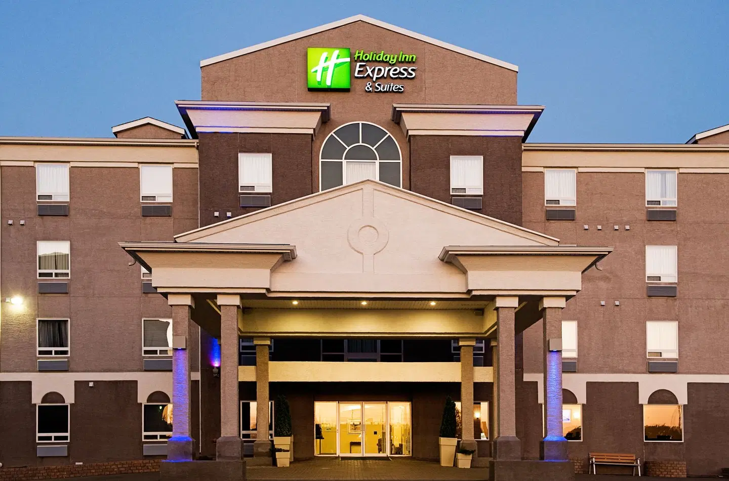 Holiday Inn Express & Suites Regina-South EXTERIOR