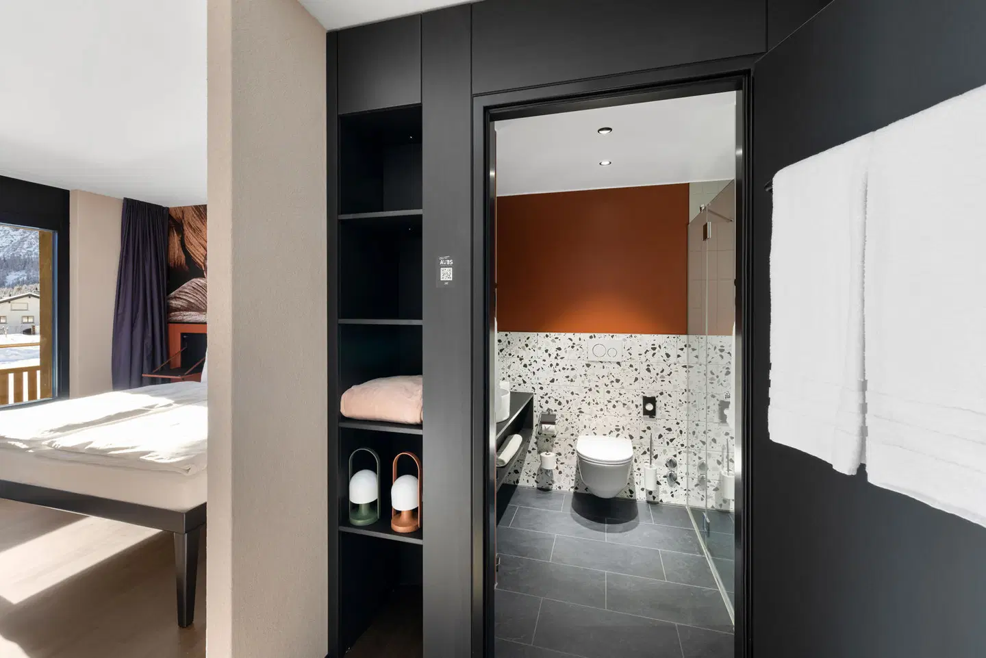 Hotel AVES Homebase Arosa Badezimmer