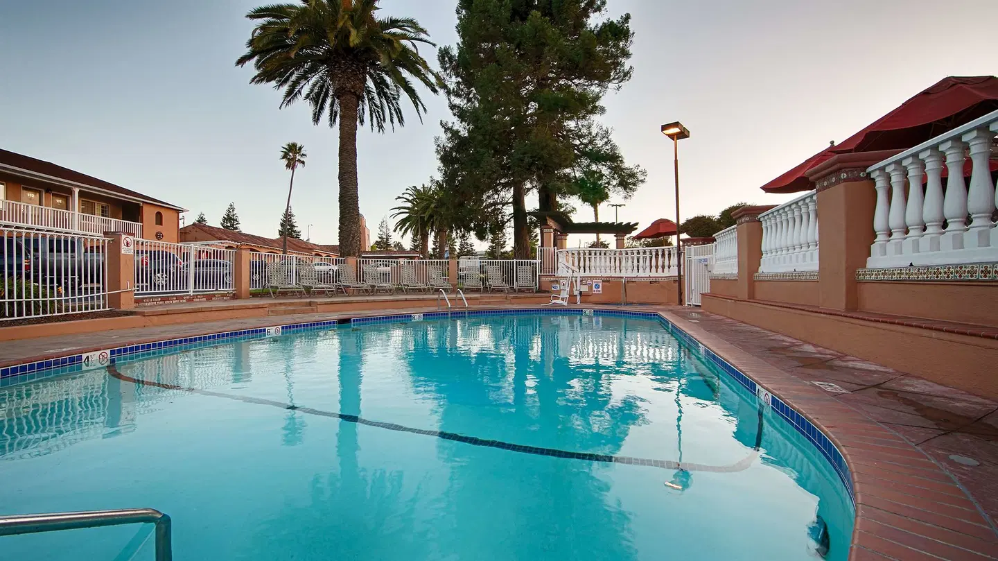 SFO Airport Hotel, El Rancho Inn Signature Collection OUTDOOR_POOL