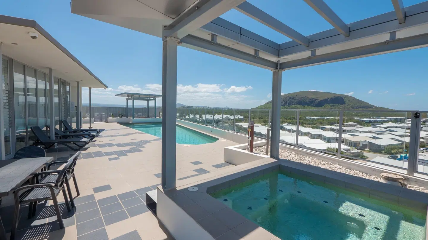 White Shells Luxury Apartments Hallenbad