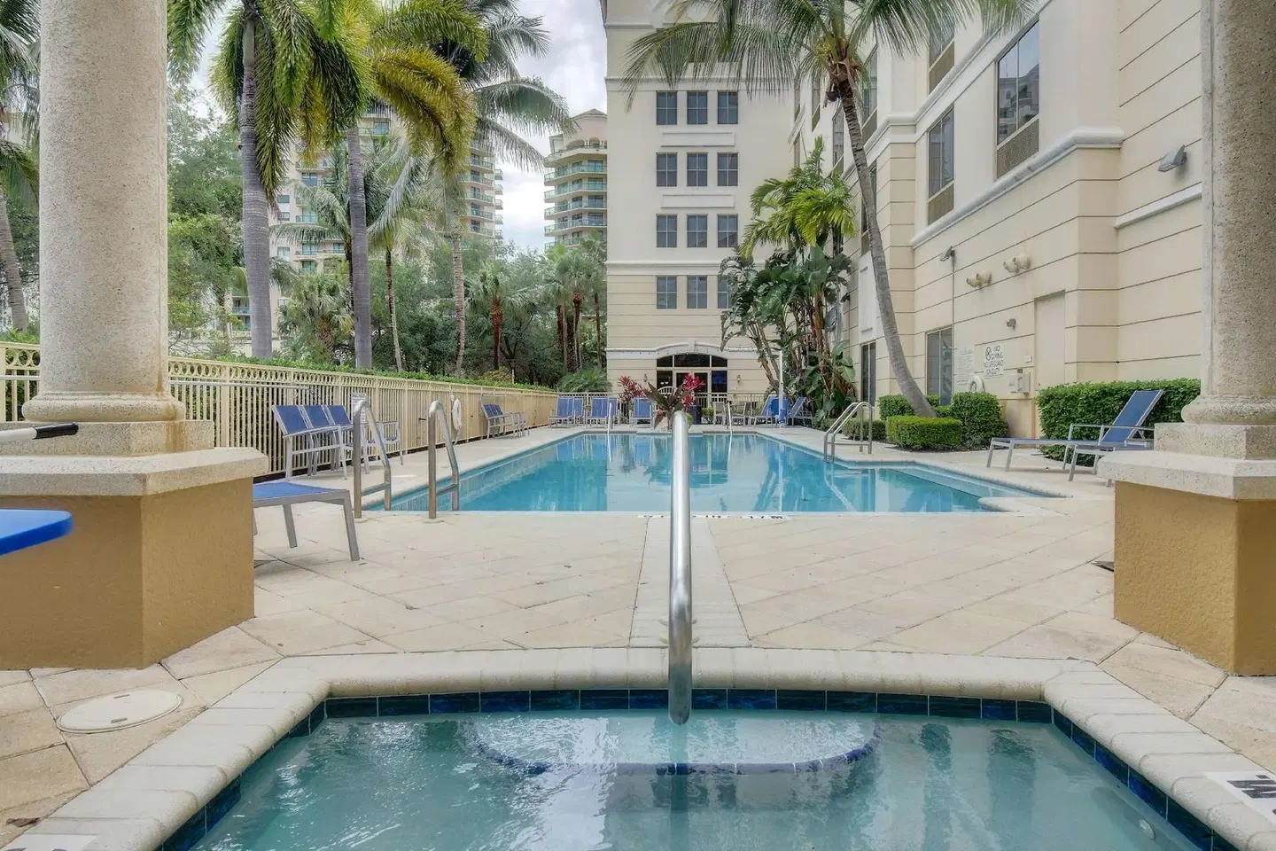 Hilton Garden Inn Palm Beach Gardens OUTDOOR_POOL