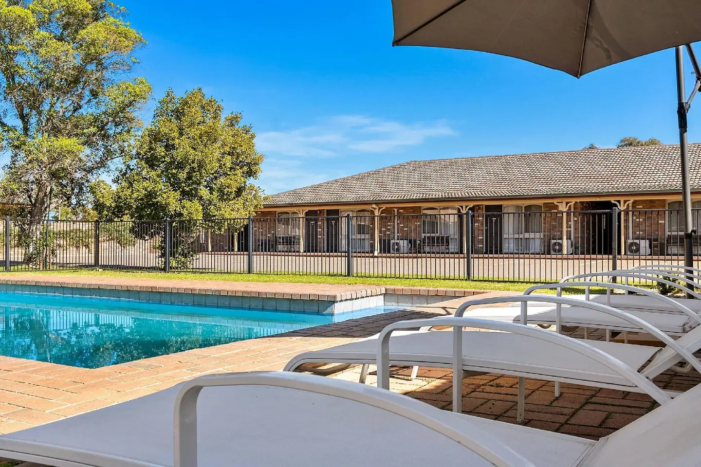 Quality Inn Carriage House OUTDOOR_POOL