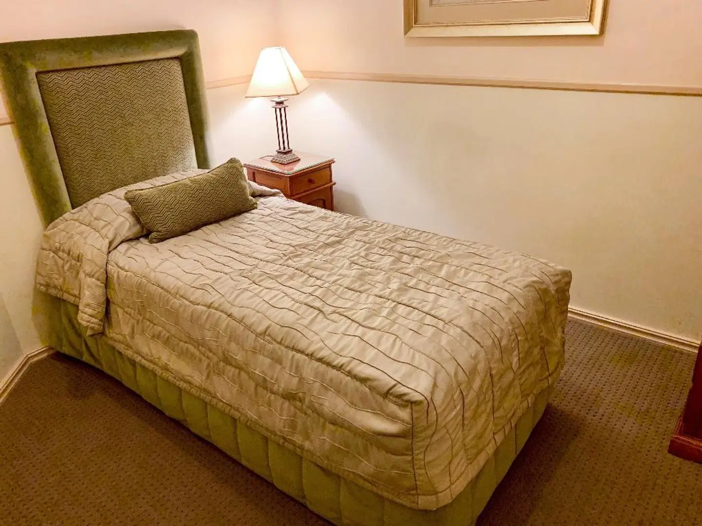 Royal Albert Hotel ROOM_EXAMPLE