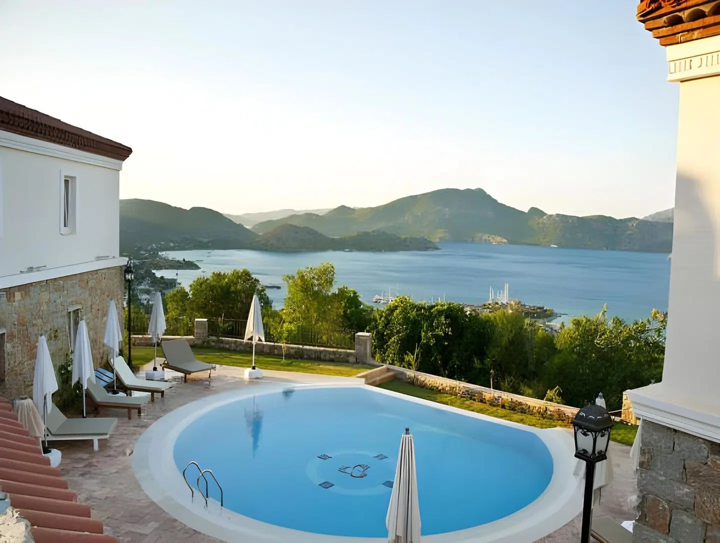 Swan Lake Hotel OUTDOOR_POOL