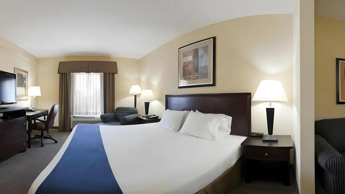 Holiday Inn Express & Suites Clearwater/Us 19 N by IHG ROOM_EXAMPLE