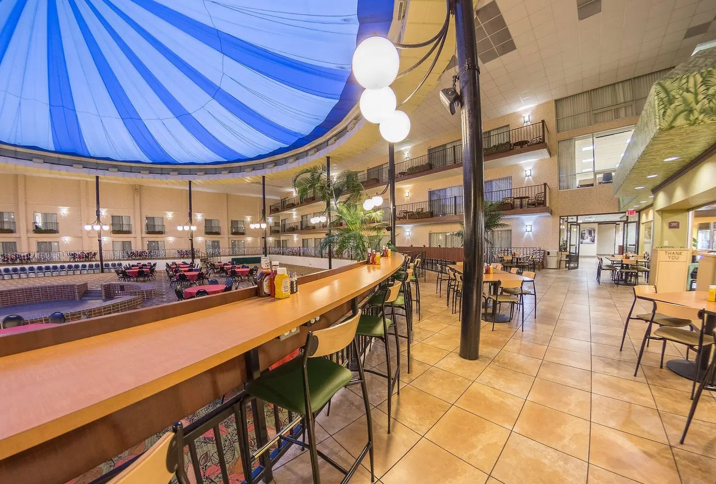 Holiday Inn Des Moines-Airport/Conf Center by IHG Bar
