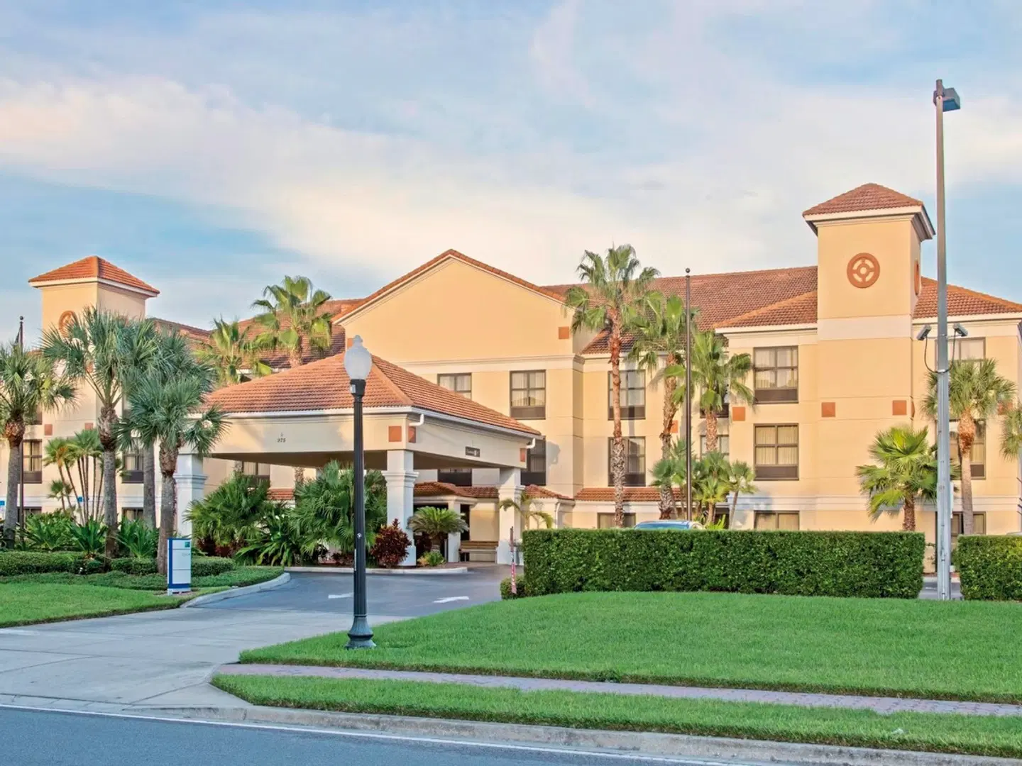 Holiday Inn Express & Suites Clearwater North - Dunedin EXTERIOR
