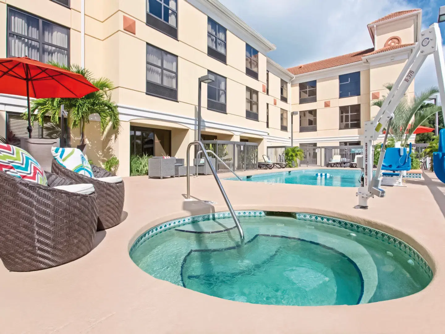 Holiday Inn Express & Suites Clearwater North - Dunedin EXTERIOR