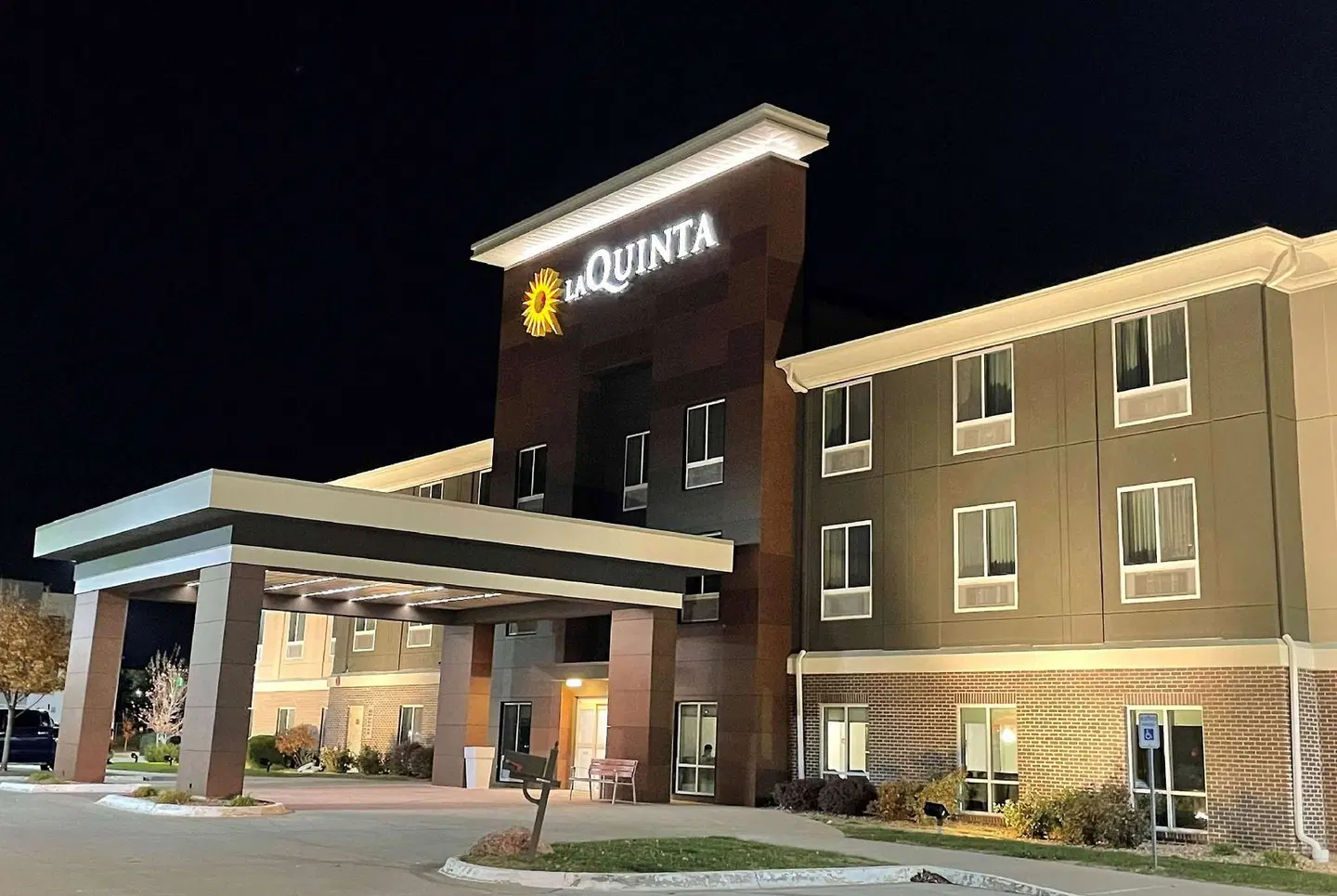 La Quinta Inn & Suites by Wyndham Ankeny IA EXTERIOR