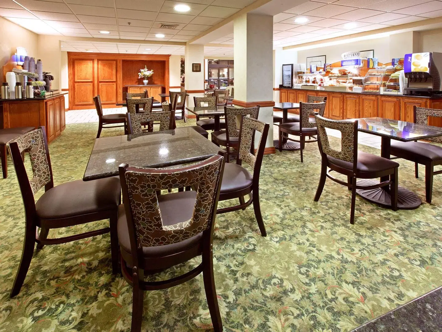 Holiday Inn Express & Suites Harrison by IHG Bar