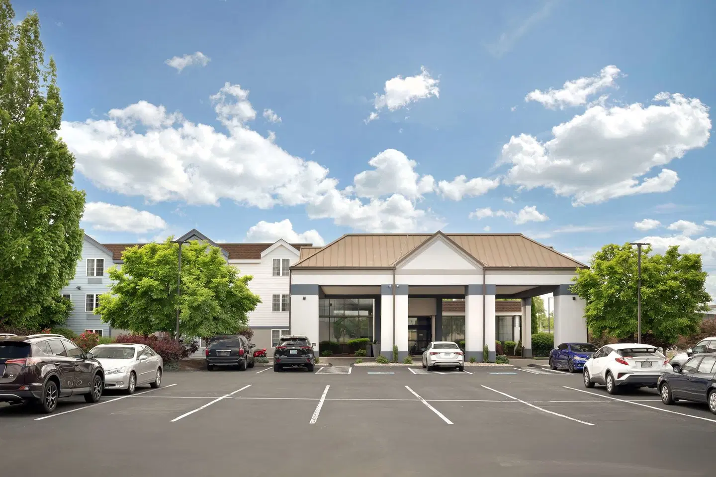 Best Western Hartford Hotel & Suites EXTERIOR