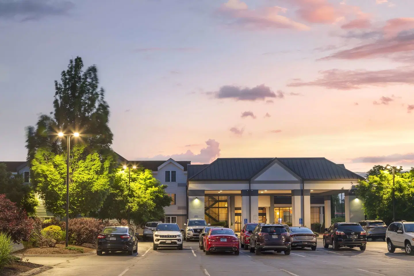 Best Western Hartford Hotel & Suites EXTERIOR