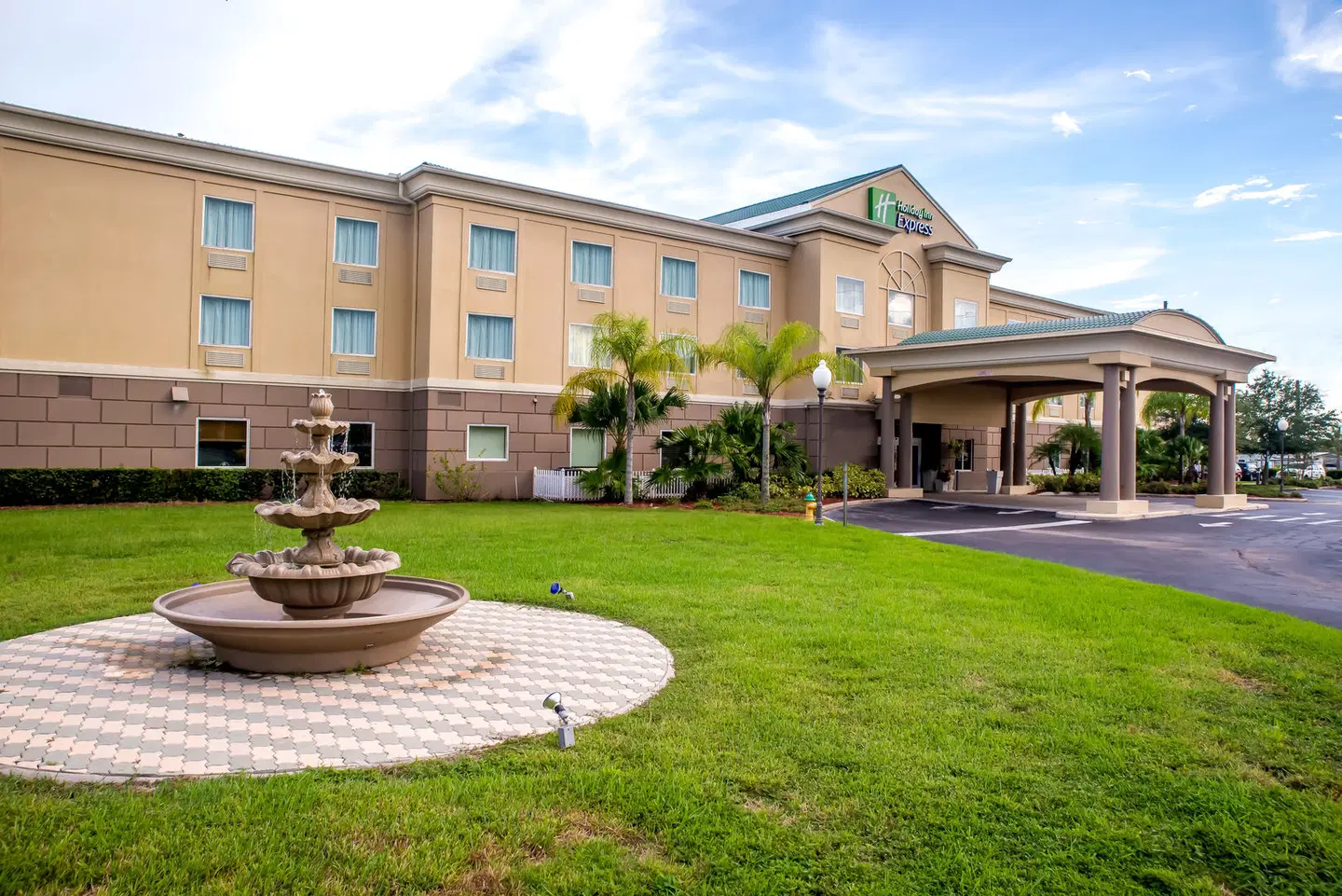 Holiday Inn Express & Suites Cocoa by IHG EXTERIOR
