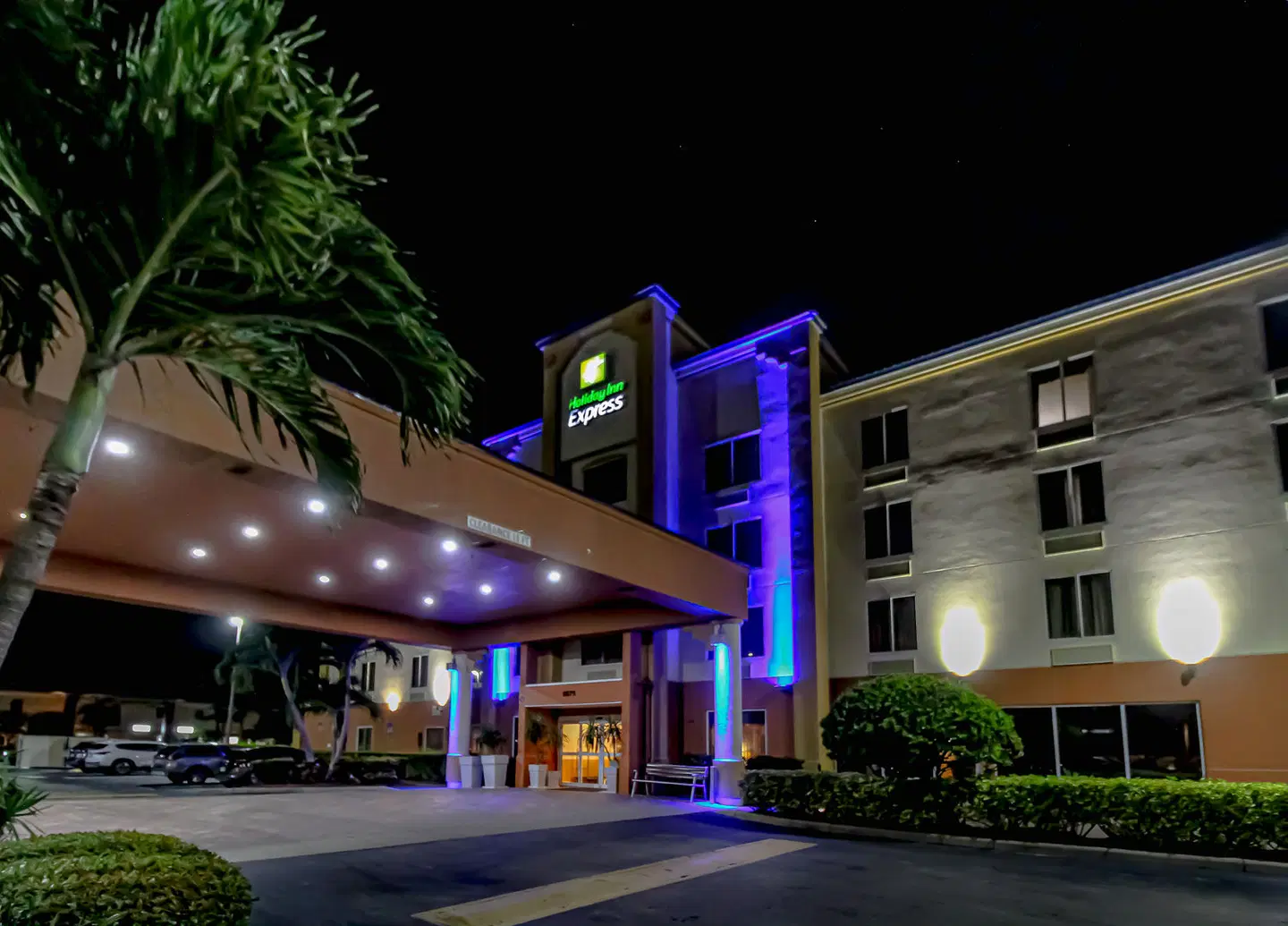 Holiday Inn Express & Suites Cocoa Beach by IHG EXTERIOR