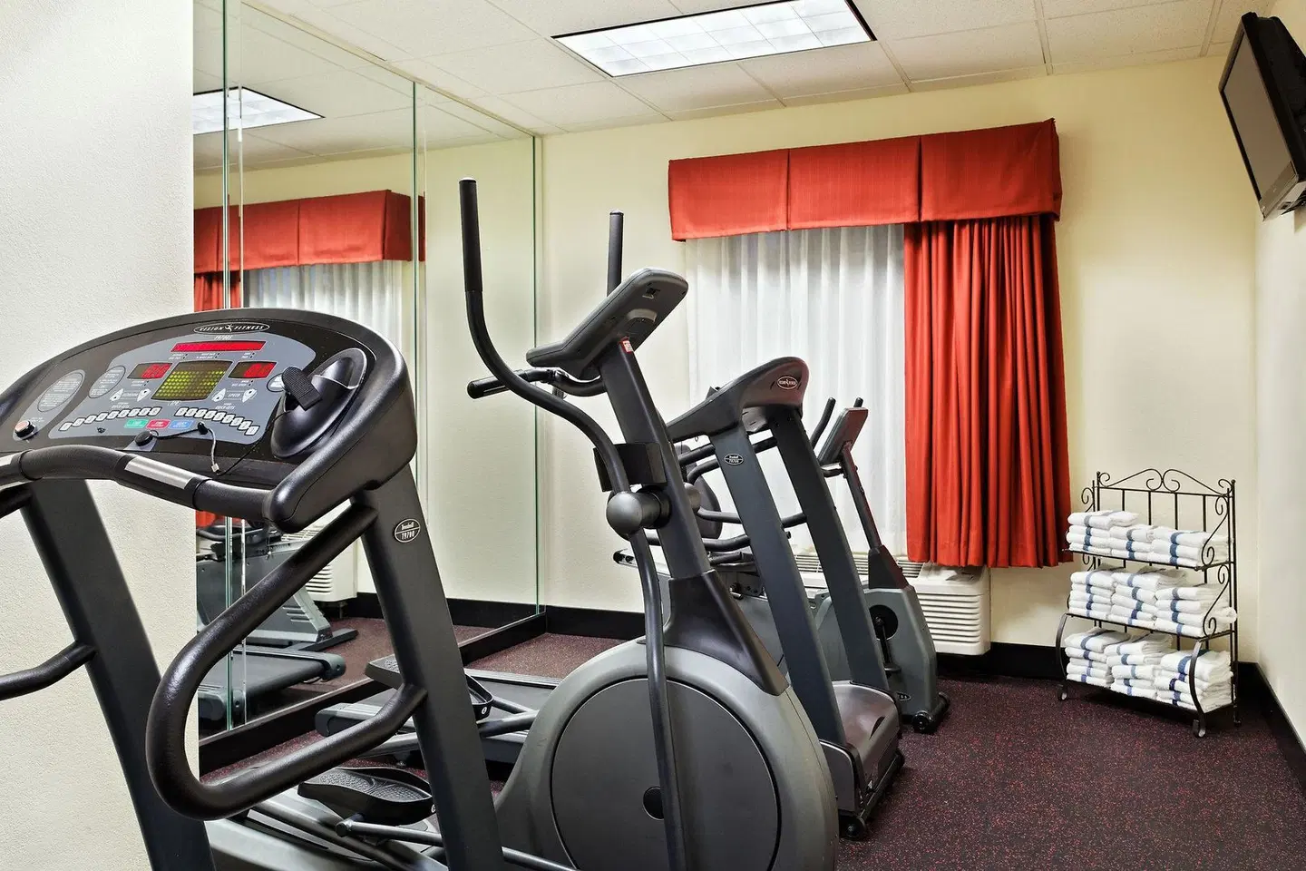 Holiday Inn Express & Suites Knoxville-North-I-75 Exit 112 by IHG SPORTS_AND_LEISURE