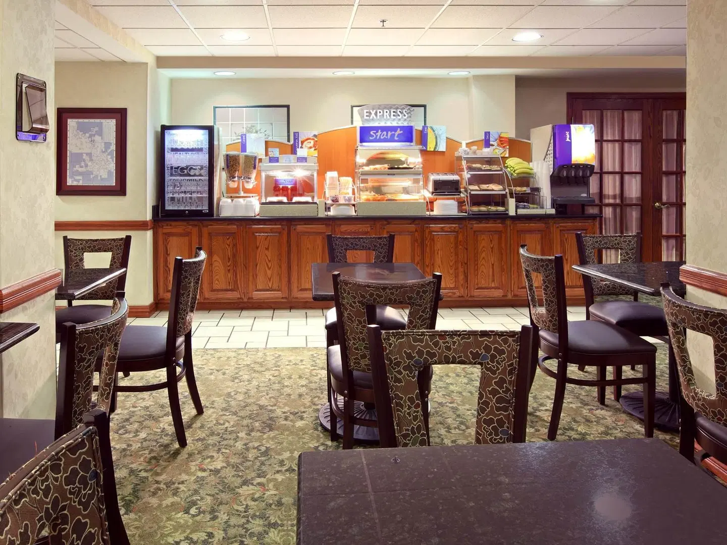 Holiday Inn Express & Suites Harrison by IHG Bar