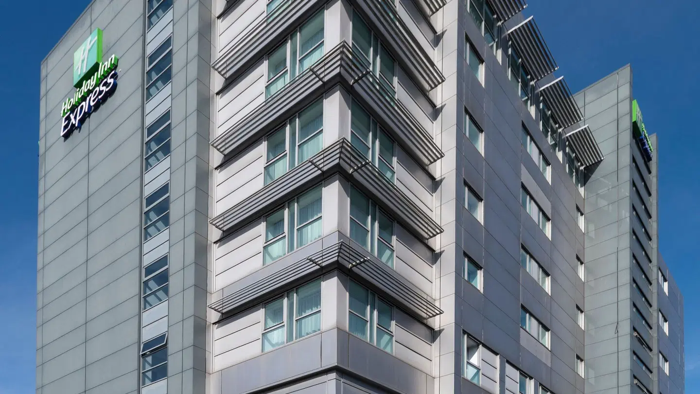 Holiday Inn Express Swindon City Centre EXTERIOR