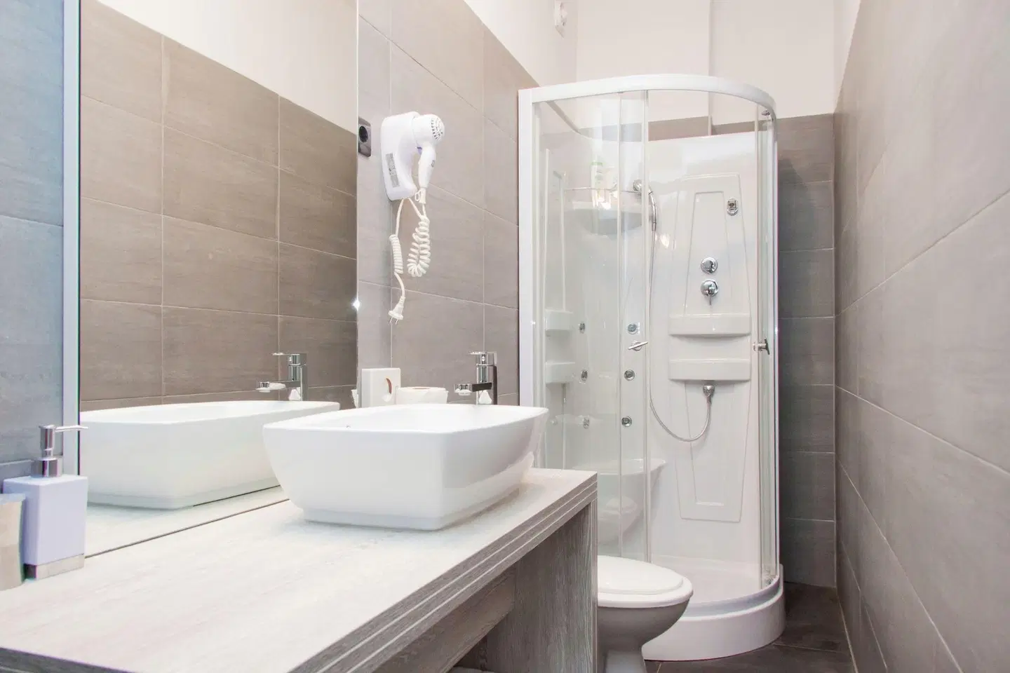 Cool Rooms Zagreb Airport Badezimmer
