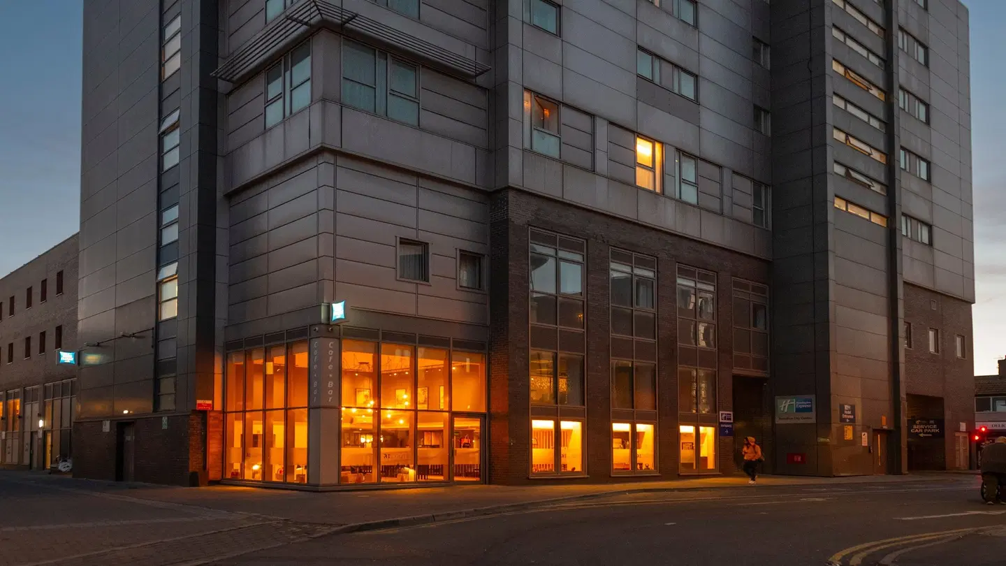 Holiday Inn Express Swindon City Centre EXTERIOR