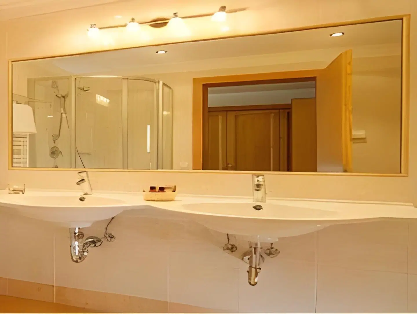 Grones Badezimmer