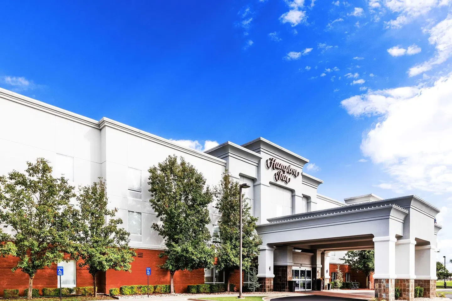 Hampton Inn Miami EXTERIOR