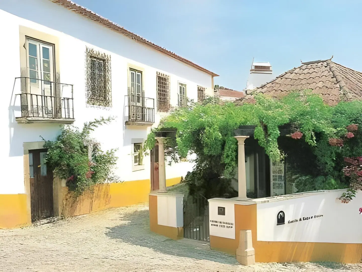 Casa de S. Thiago do Castelo EXTERIOR