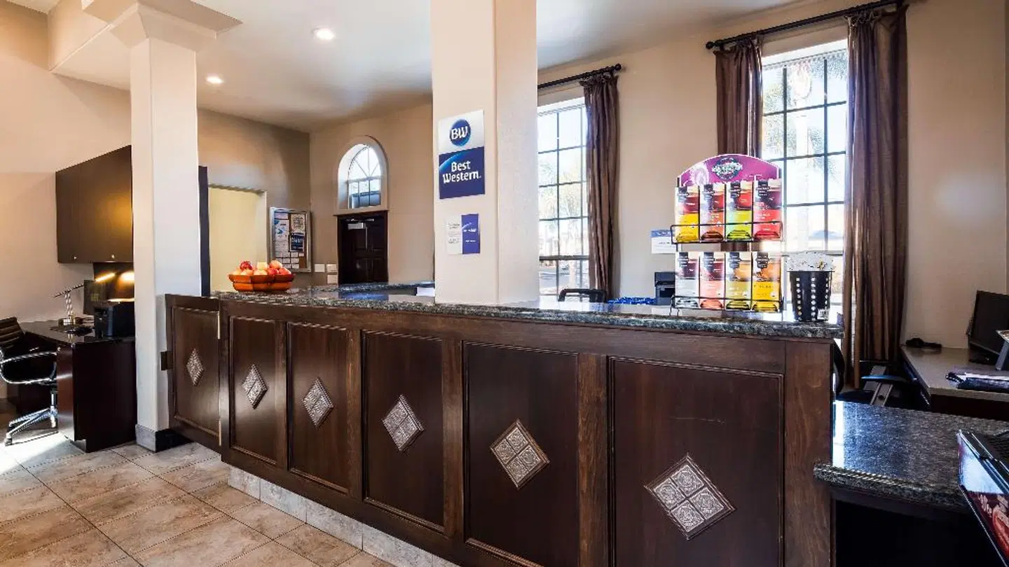 Best Western Plus Oxnard Inn Bar