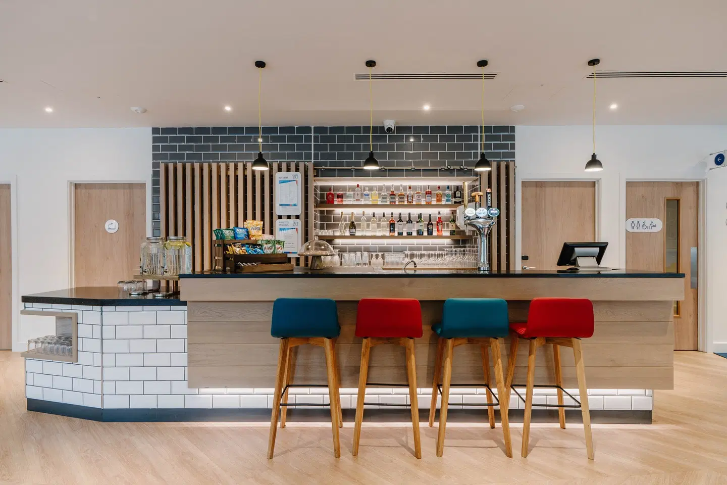 Holiday Inn Express Liverpool Central by IHG Bar