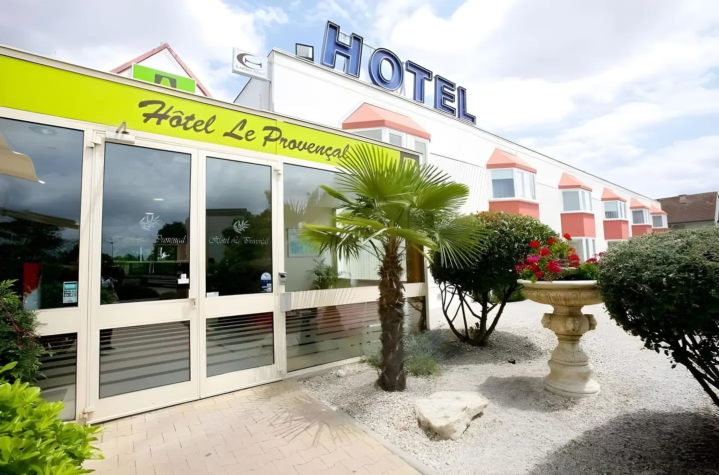 Hôtel Le Provençal EXTERIOR