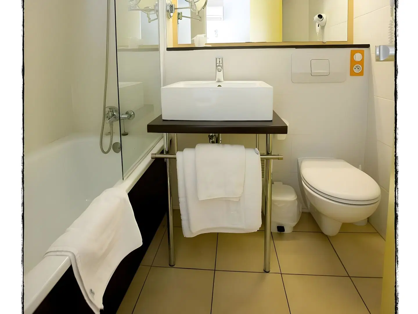 Hôtel Le Provençal Badezimmer