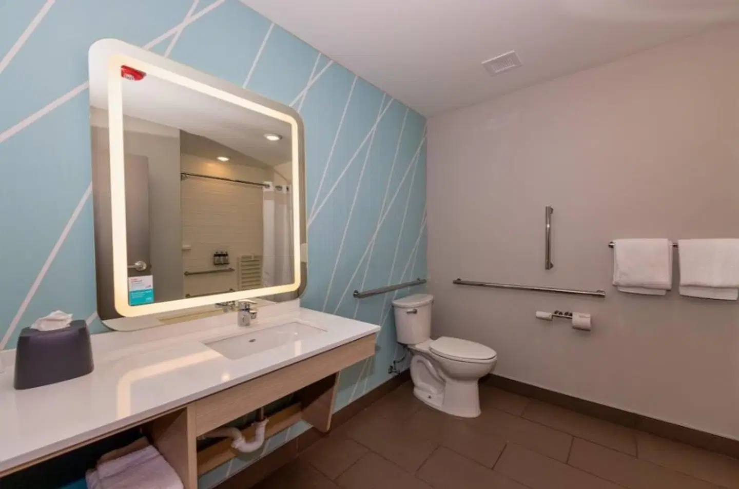 avid hotel Denver Airport Area by IHG Badezimmer