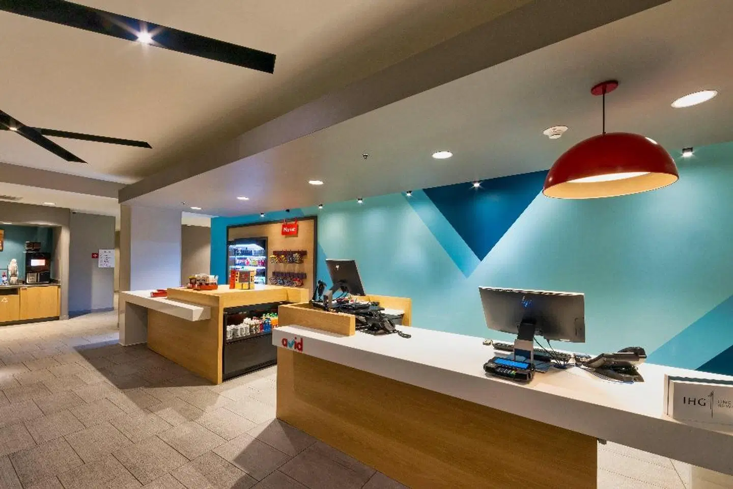 avid hotel Denver Airport Area by IHG Bar
