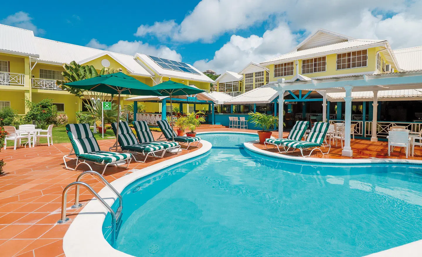 Bay Gardens Hotel OUTDOOR_POOL