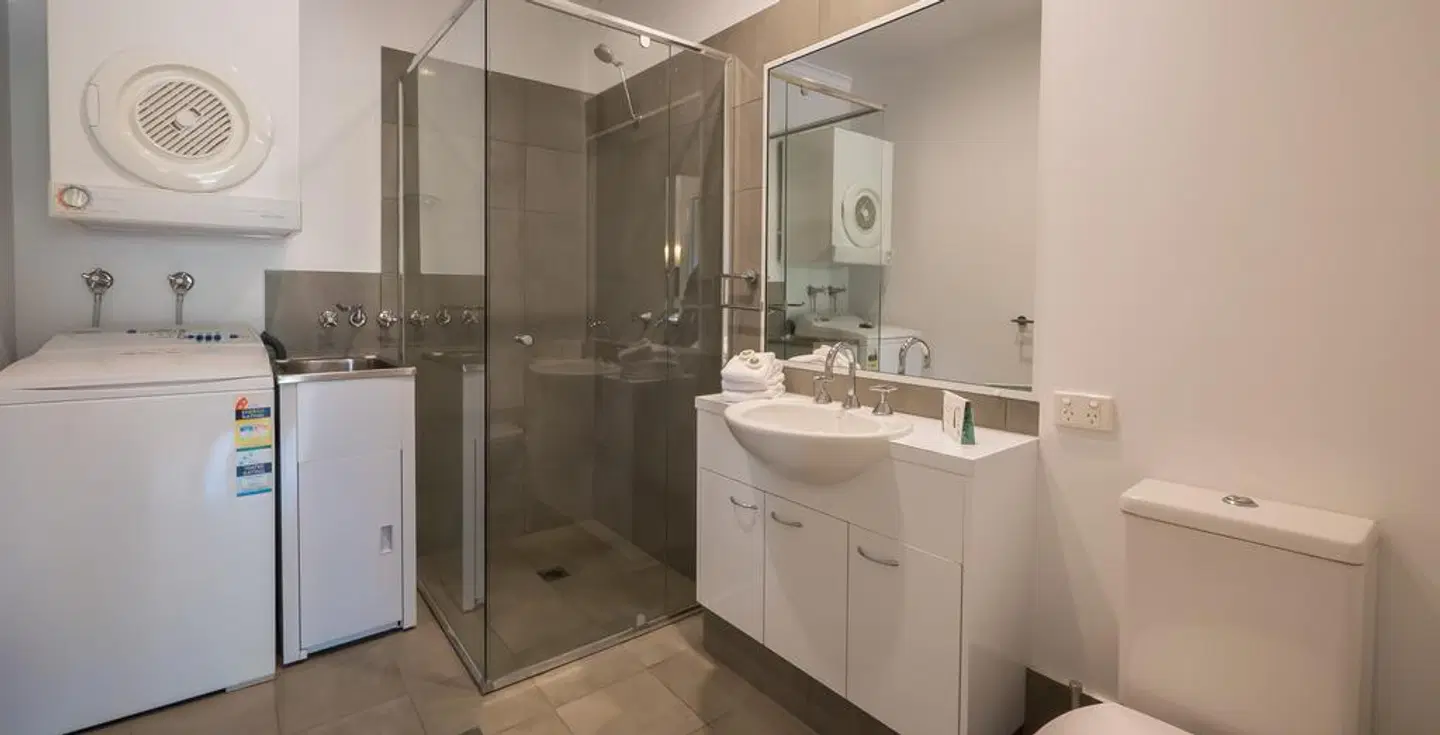 Byron Quarter Apartments Badezimmer