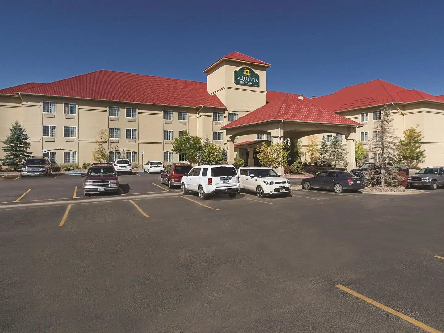 La Quinta Inn & Suites by Wyndham Trinidad EXTERIOR